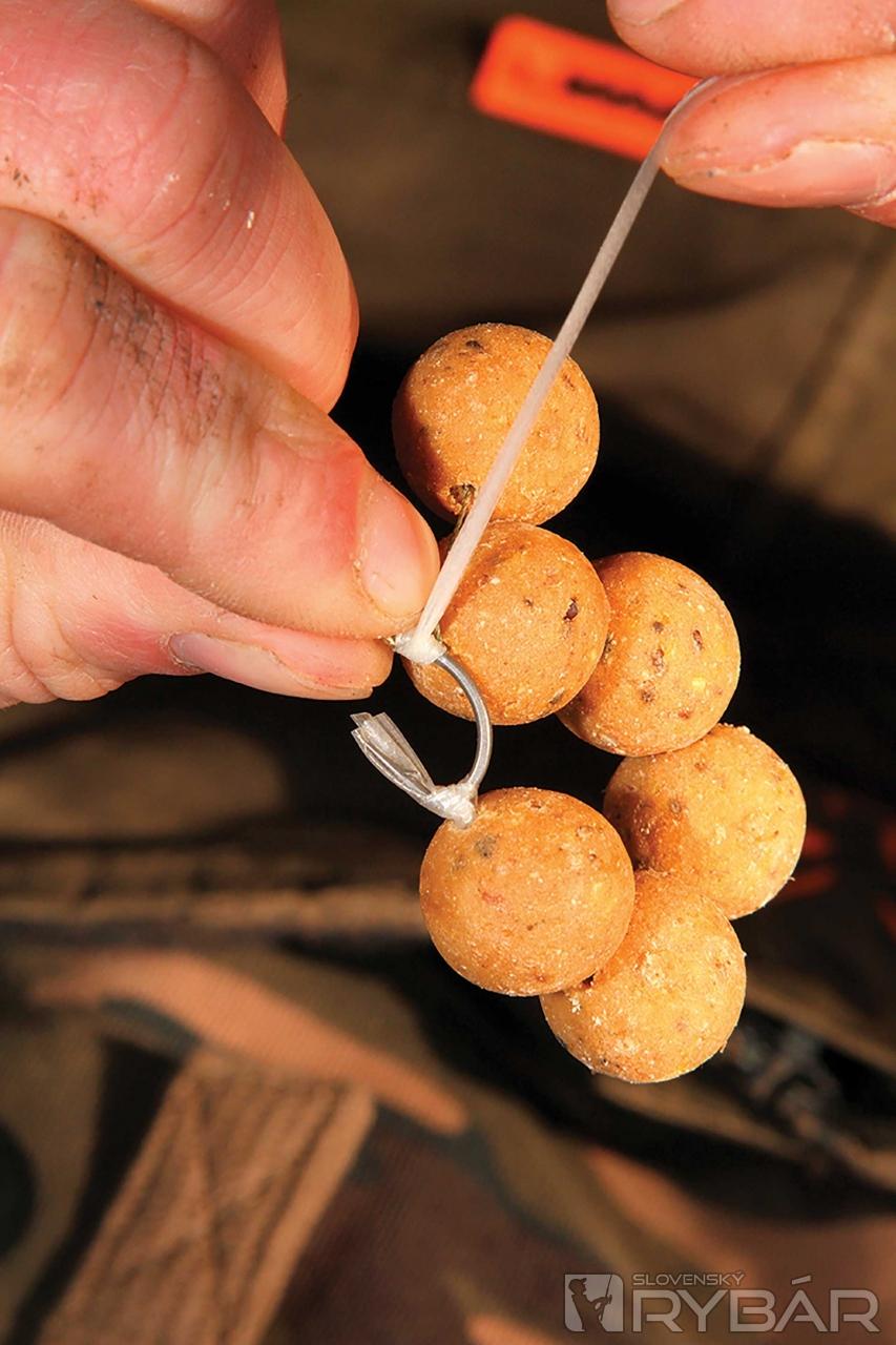 Ideálne rozmiestnenie boilies na stringeri. Po rozpustení PVA sa rozgúľajú do okolia háčika.