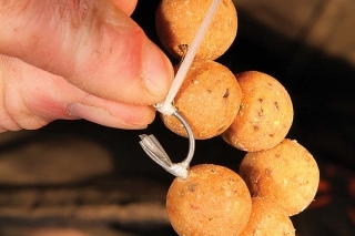 Ideálne rozmiestnenie boilies na stringeri. Po rozpustení PVA sa rozgúľajú do okolia háčika.