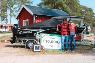 Timo Rosche a Fredrik Harbort so svojim člnom Finval 475.