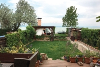 Pohľad z terasy na rozbúrený Balaton. Na konci záhrady je mólo s posedením.
