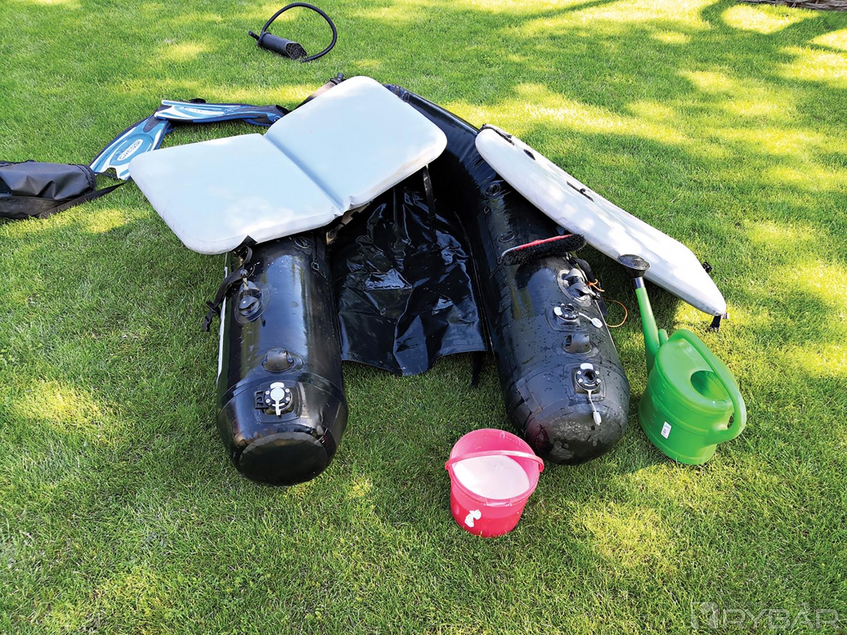 Krhla, vedro s mydlovou vodou, ryžák, trocha slniečka a do 15 minút je bellyboat ako nový a pekne čistý. To je výhoda PVC.