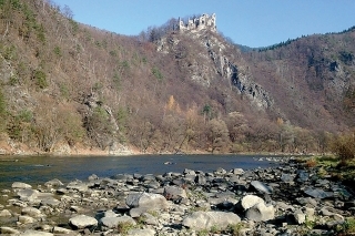 Starý hrad – obnažené členité dno pri úplne malej vode.