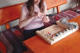 Viazanie mušiek ma veľmi baví.