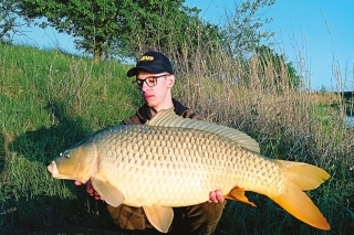 Bezchybný šupináč, ktorý sa ulakomil na White Worm z radu Challenge.
