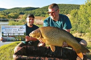 Zväčšiť a mohlo by ísť na prvé miesto, namiesto amura! Najväčší kapor pretekov 
s hmotnosťou cez 15 kg. Ulovený bol Petrom Pletkom z CT Horehron.