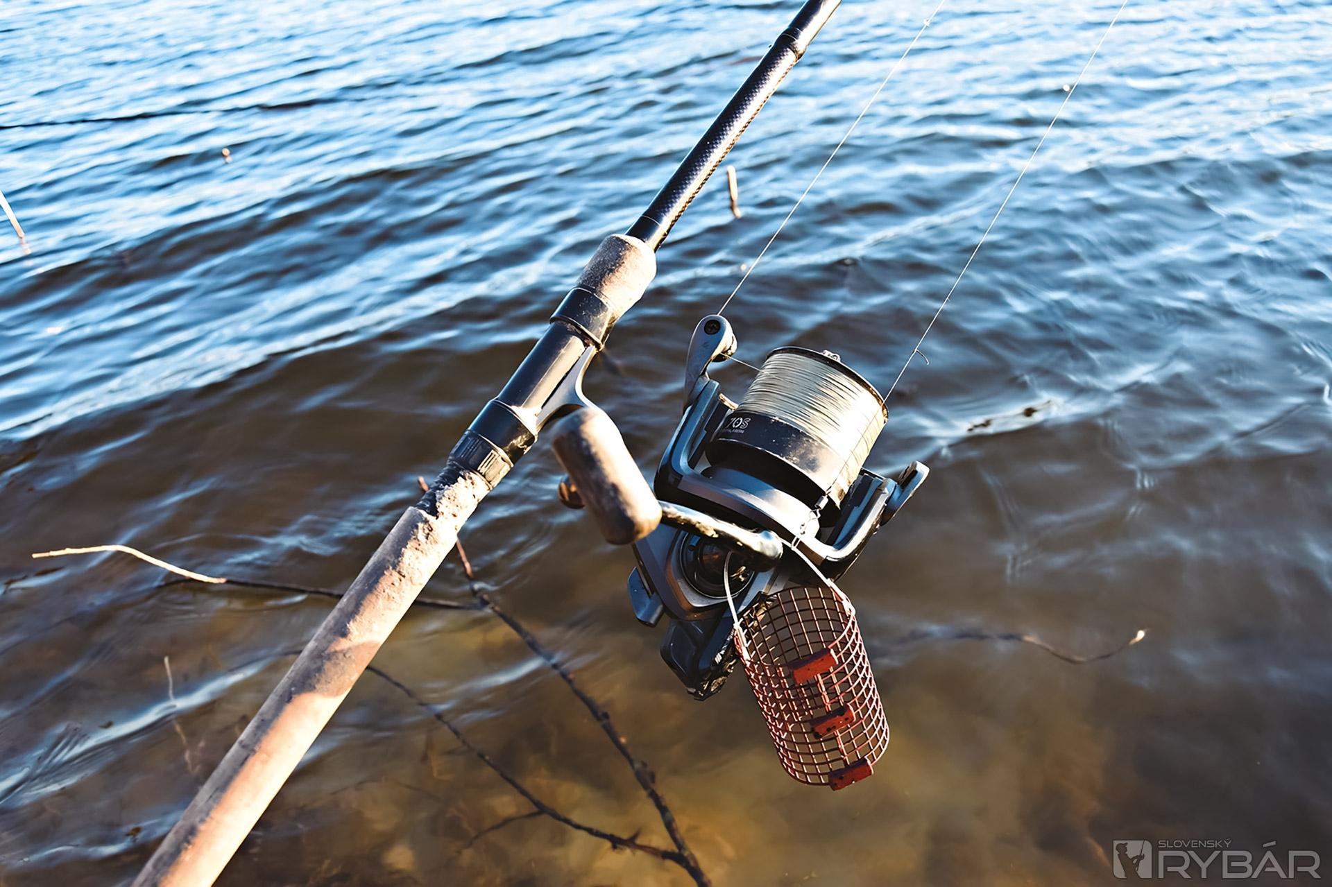 Kŕmiaca zostava: Delphin RIVER Trophy 400 cm/200 g, Delphin INOX veľ. 70, pletenka Delphin NEXO 12 
v 0,10 mm, odpal Delphin VANTA 8 v 0,16 mm a košík Delphin Magma ROUND XXL.