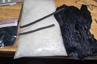 Materiál: čierna viazacia nitka, háčik č. 10, čierna pena, čierne pierko zo sliepky, biele CDC, čierny GLS dabing.