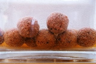 Už po pätnástich minútach začínajú vodu pekne kaliť a mäkne vrchná časť boilies.