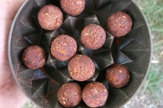 Guľôčky euro boilies robin red vložím do krushy.