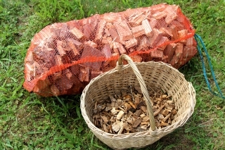 Takýto je rozdiel medzi štiepkou v košíku a špalíkmi vo vreci.