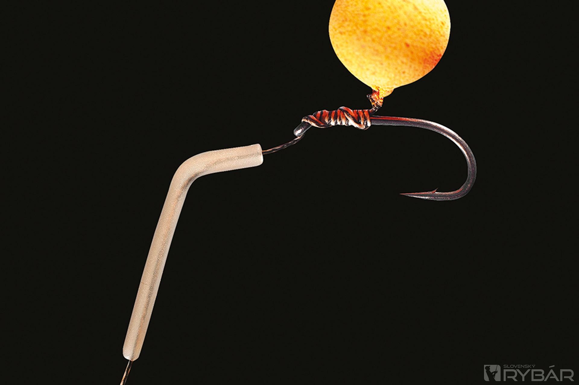 5. Navlečieme Bent hook rovnátko na splietanú šnúrku.