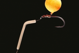 5. Navlečieme Bent hook rovnátko na splietanú šnúrku.