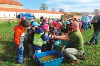 Karasa sa deti nebáli, každý si ho chcel aspoň pohladkať, zatiaľ čo šťuka zostávala bez povšimnutia.