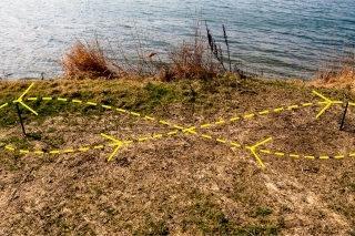 Distance sticks s naznačeným smerom odvíjania vlasca pri meraní vzdialenosti.