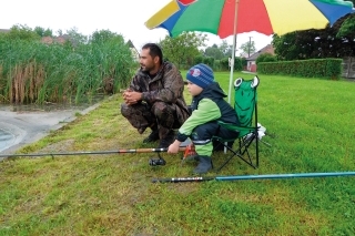 Alex Svitek so svojim ocinom nahodili na „veľkú rybu“ a Alex sleduje svoj plavák tak zodpovedne, že sa ani fotiť nechce.