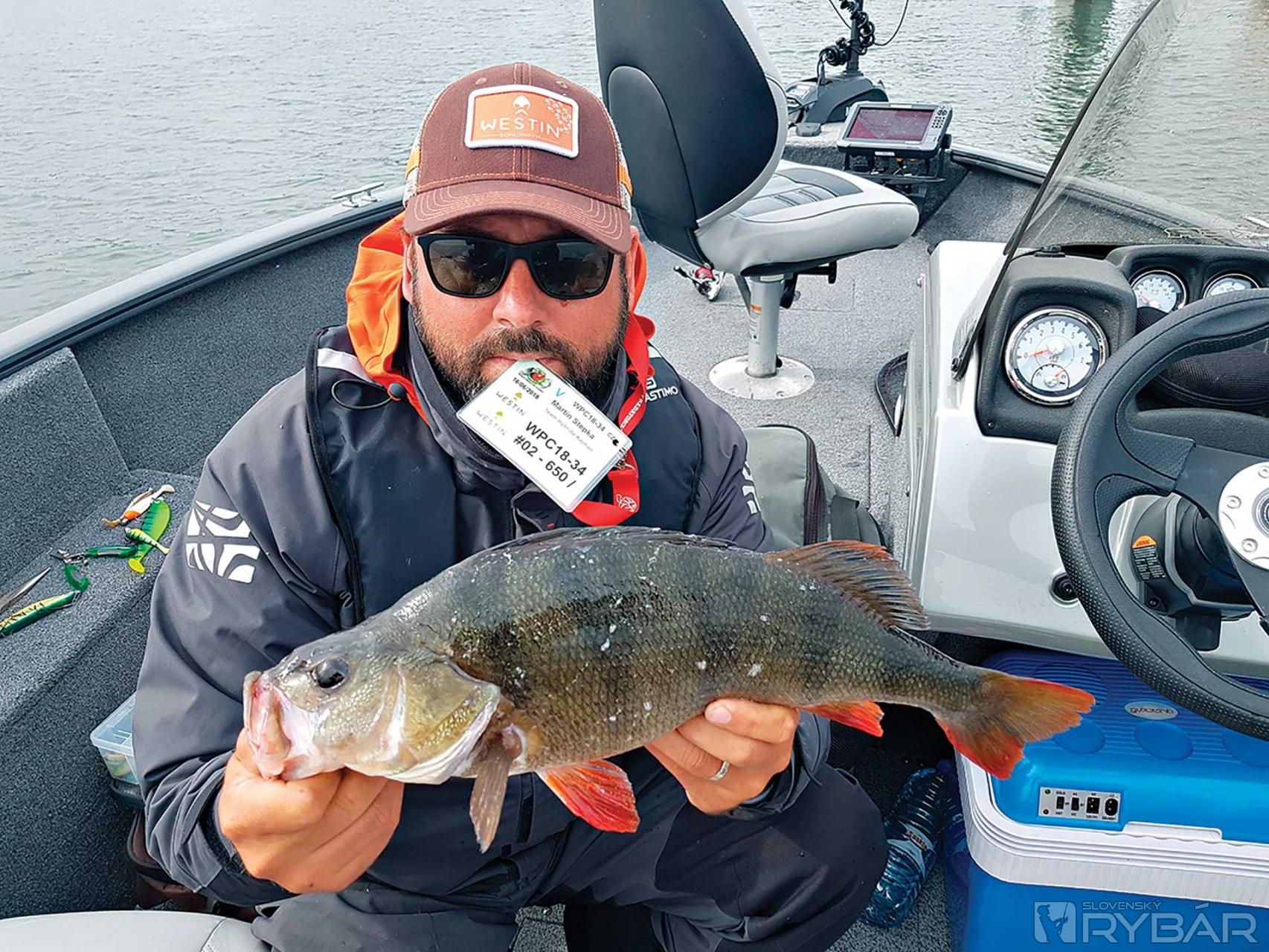 V posledný deň pretekov mierne meníme taktiku. Výsledkom sú rýchle 2 ostrieže s dĺžkou 48 cm a predovšetkým 2 zubáče v slušných veľkostiach z miesta, na ktorom sme predtým zakaždým boli. Ďalší zubáč nám padá, ale hneď ďalším nahodením vyťahujeme tretieho. Šťuky a ostriež nás nezradzujú a po 3 hodinách lovu tak máme ako prvá posádka „full house“ so slušnou šťukou 81 cm. Okamžite potom prezbrojujeme na seriózne nástrahy a snažíme sa o ulovenie najväčšej šťuky pretekov. Niekoľko nasledujúcich hodín v tomto pretekárskom dni vedieme. Chytáme ešte niekoľko šťúk, ale tá správna neprichádza. Aj tak 4. miestom v tomto pretekárskom dni vystrkujeme rožky. Celkovo končíme až na 23. mieste. Napriek tomu však odchádzame spokojní, lebo sme si preteky náramne užili a dali do neho úplné maximum.