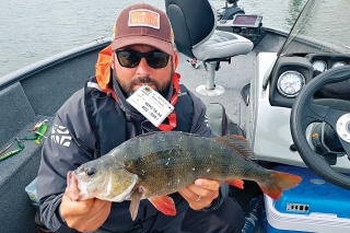 V posledný deň pretekov mierne meníme taktiku. Výsledkom sú rýchle 2 ostrieže s dĺžkou 48 cm a predovšetkým 2 zubáče v slušných veľkostiach z miesta, na ktorom sme predtým zakaždým boli. Ďalší zubáč nám padá, ale hneď ďalším nahodením vyťahujeme tretieho. Šťuky a ostriež nás nezradzujú a po 3 hodinách lovu tak máme ako prvá posádka „full house“ so slušnou šťukou 81 cm. Okamžite potom prezbrojujeme na seriózne nástrahy a snažíme sa o ulovenie najväčšej šťuky pretekov. Niekoľko nasledujúcich hodín v tomto pretekárskom dni vedieme. Chytáme ešte niekoľko šťúk, ale tá správna neprichádza. Aj tak 4. miestom v tomto pretekárskom dni vystrkujeme rožky. Celkovo končíme až na 23. mieste. Napriek tomu však odchádzame spokojní, lebo sme si preteky náramne užili a dali do neho úplné maximum.