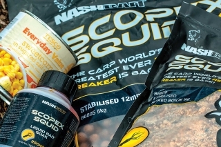 Potrebujete iba 4 ingrediencie: "vločky" Scopex Squid, 12 mm boilies, plechovku kukurice a dip Scopex Squid.