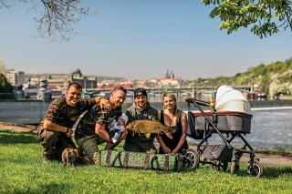 Rodinka kamaráta prišla na návštevu.