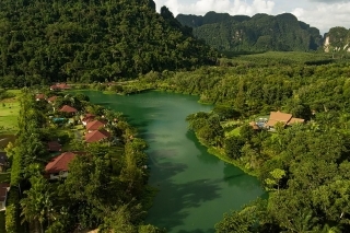 Pohľad na jazero v Gillhams Fishing Resort v Krabi.