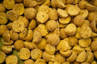 Pre zatraktívnenie sme niektoré boilies prerezali na polovicu.