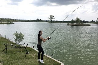 Pózovať sa dá aj pri ťahaní ryby.