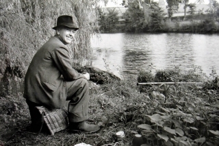 Bob Richards opäť na brehoch Redmire Pool, a to niekoľko dní po ulovení rekordného kapra v roku 1951.