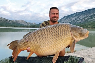 Jeden ranný šupinatý šaran
zo siedmich na tejto výprave, 
čo presiahli magickú hranicu 
20 kg. Obrovská radosť!