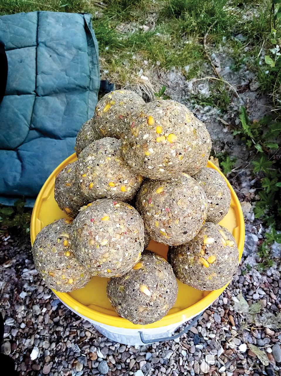 Kŕmne gule z hrubozrnného krmiva a kukurice.