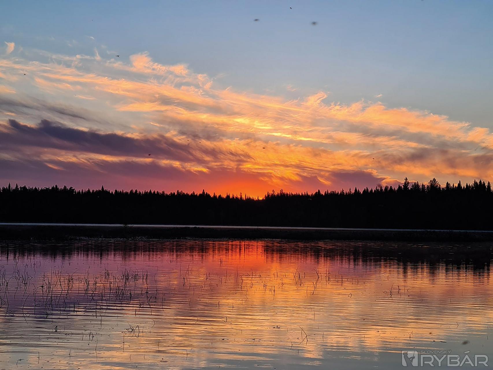 Nočná obloha vo Švédsku väčšinou hrá neskutočnými farbami, človek takmer zabudne nahadzovať.