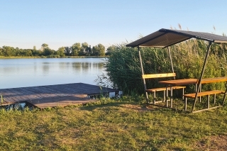 Na každom lovnom mieste je umiestnený altánok.