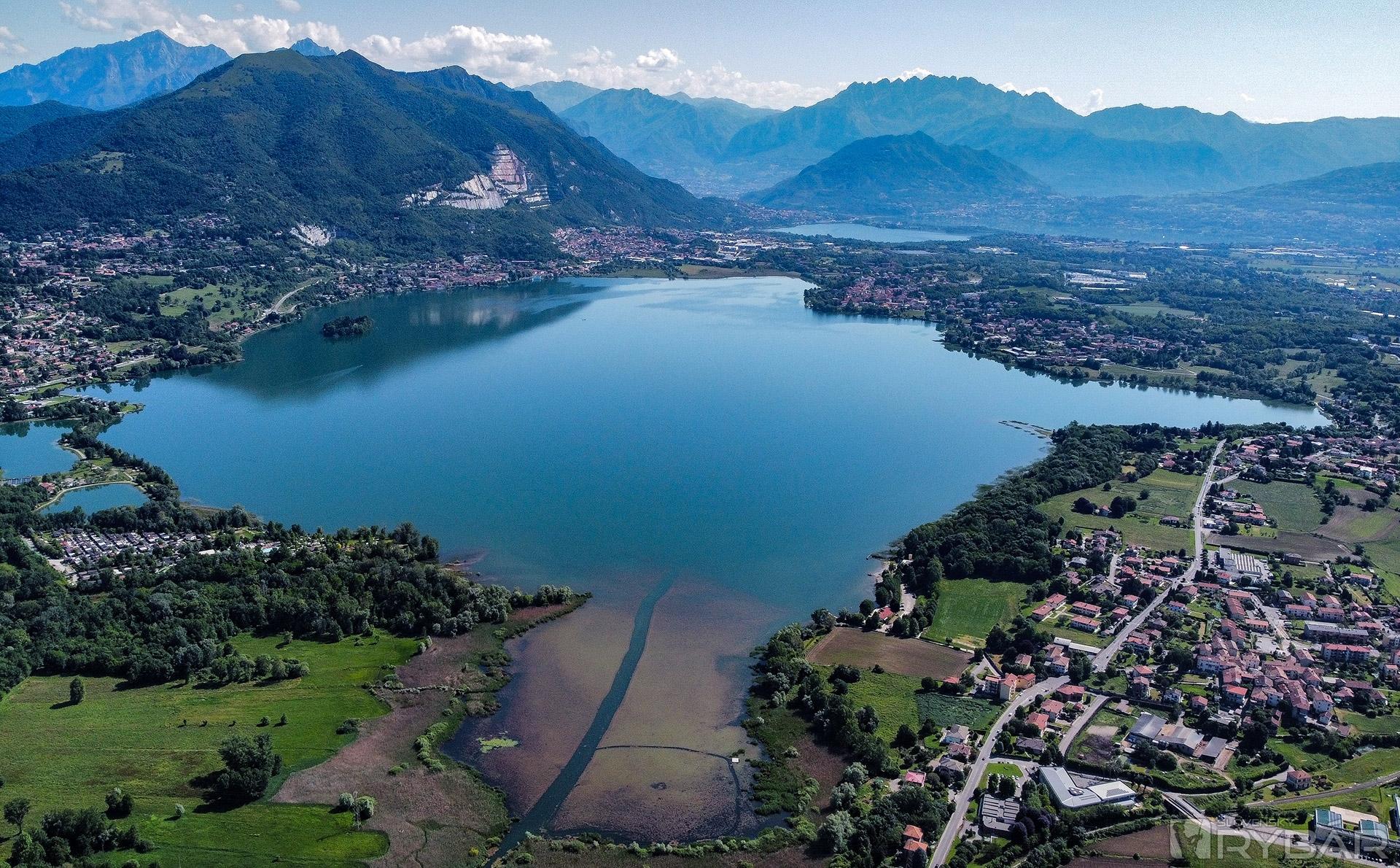 Pohľad na jazero Lago Di Pusiano a jeho okolie.