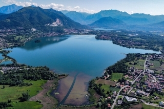 Pohľad na jazero Lago Di Pusiano a jeho okolie.