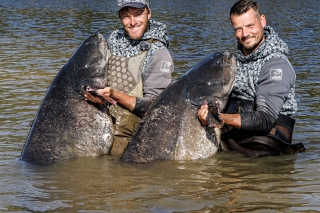 S mojim kamarátom Standom Kocinom na Orlickej priehrade. Životné double, 2 × 240 cm.