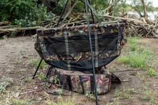 Vážiaci sak a trojnožka Giants Fishing pripravené na váženie.