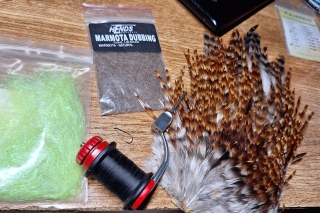 Materiál: skalp z hnedého grizzly kohúta, háčik Dohiku 301 veľkosť 10, čierna viazacia nitka, silon 0,12 mm, spektra chartreuse dabing, dabing Marmota natural Hends.