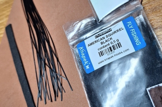 Použitý materiál: háčik Dohiku 301 veľkosť 10, čierna pena, hnedá pena, silikónové čierne nožičky, dabing čierna veverička.