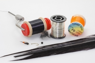 Viazacie materiály: 
háčik TMC SP2499 (č. 14), volfrámová guľôčka 3,25 mm, čierna 
viazacia niť, čierne chvostové pero bažanta, oranžová hrubšia niť, tenký krúžkovací drôtik, čierny prírodný dabing