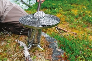 Pri používaní grilu môžeme prikladať palivo cez vrchný otvor.
