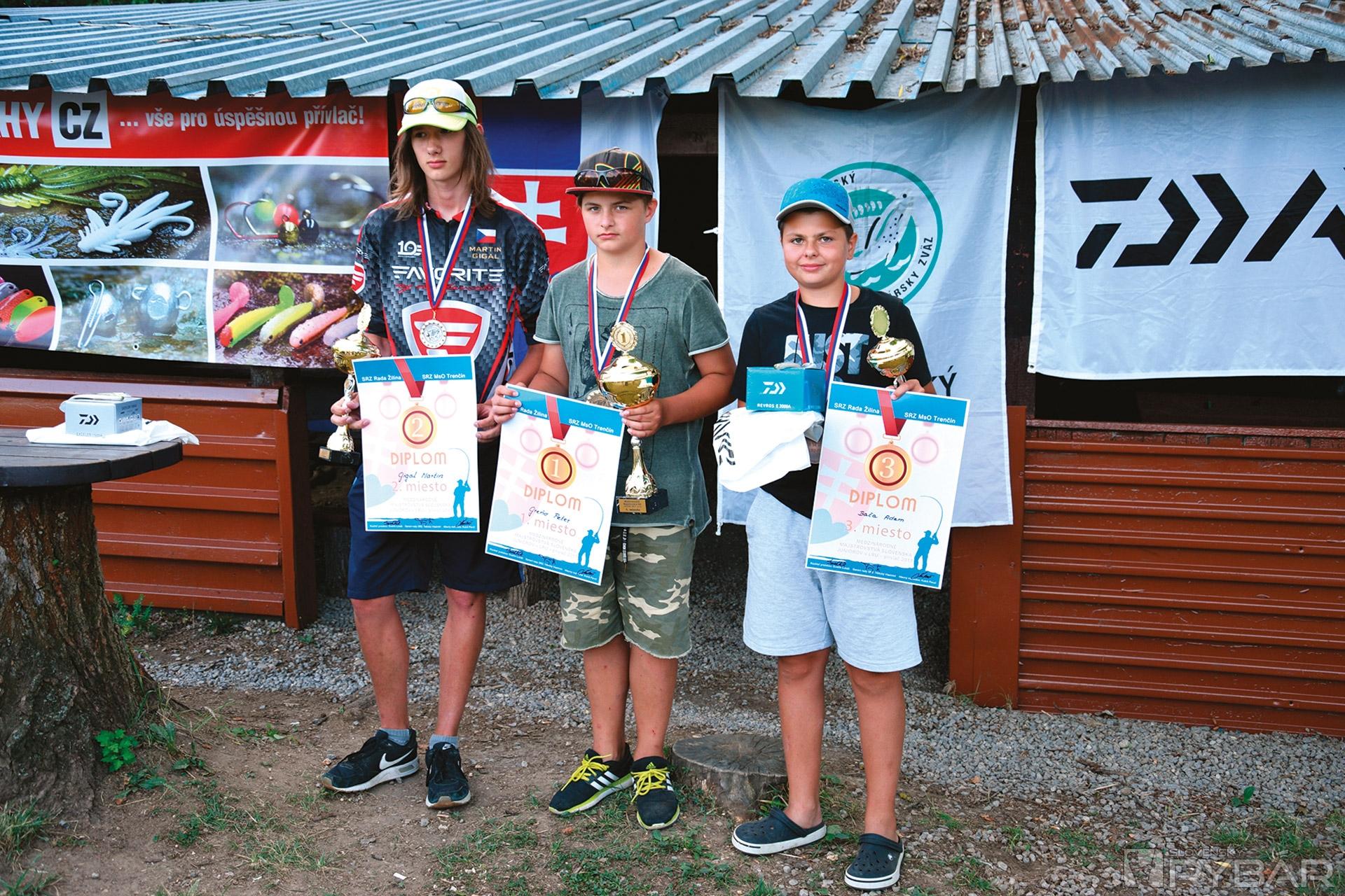 Víťazi v kategórii do 14 rokov: zľava, Martin Gigal, Peter Greňo a Adam Bača.