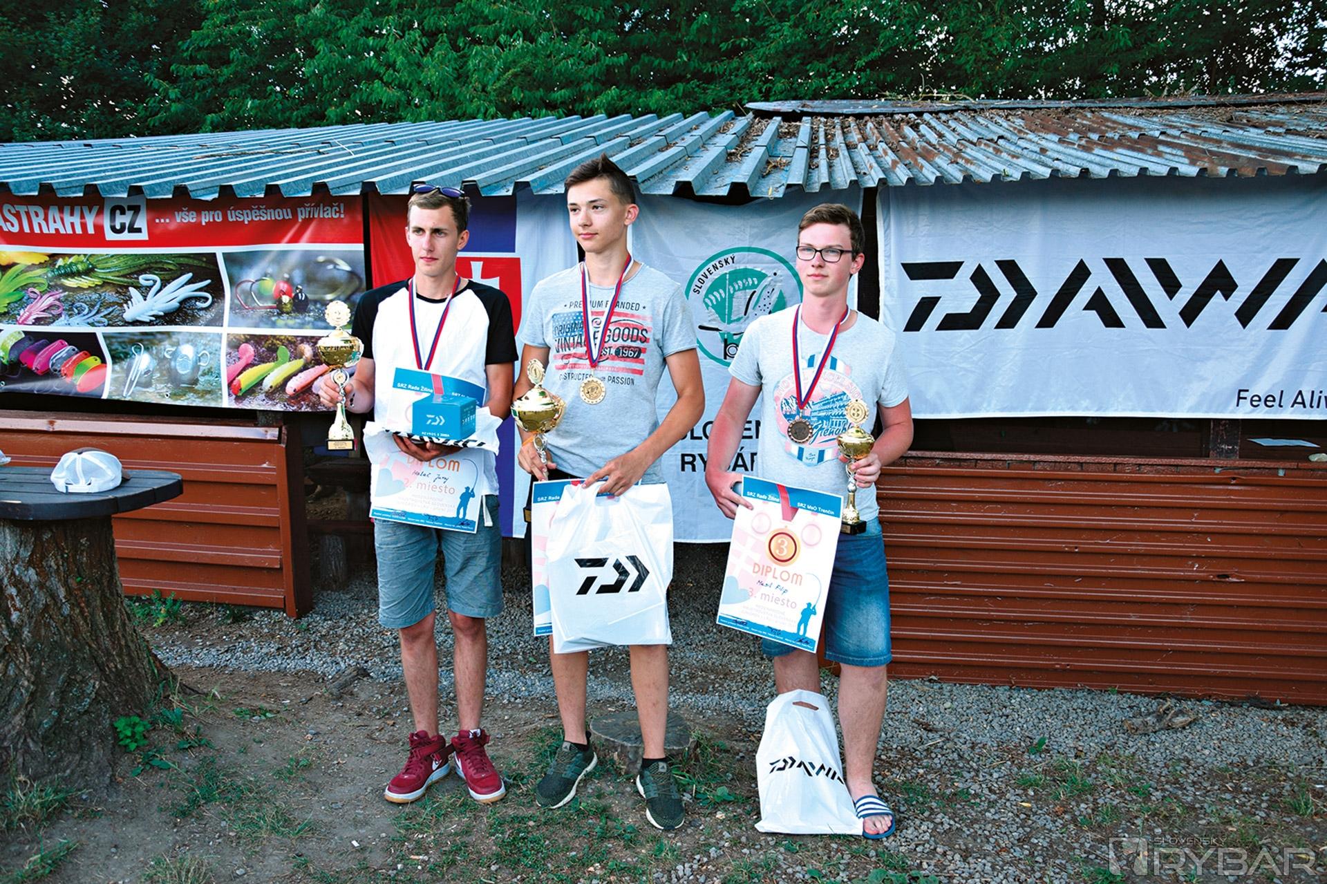 Víťazi v kategórii do 18 rokov: zľava, Juraj Halač, Jan Nový a Filip Musil.