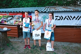Víťazi v kategórii do 18 rokov: zľava, Juraj Halač, Jan Nový a Filip Musil.