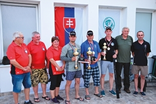 Seniorskí vížazi. V strede s pohármi zľava: Marek Rojtáš, Vlastimil Těšický a Peter Hirjak.