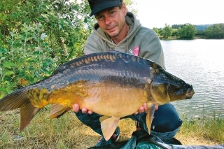 Tento kapor odštartoval sériu záberov od väčších rýb. Na vlas som nastražil dve 20 mm boilies lesná jahoda. Nástraha ležala na okraji kŕmneho miesta skoro dva dni, ale výsledok stál za to.