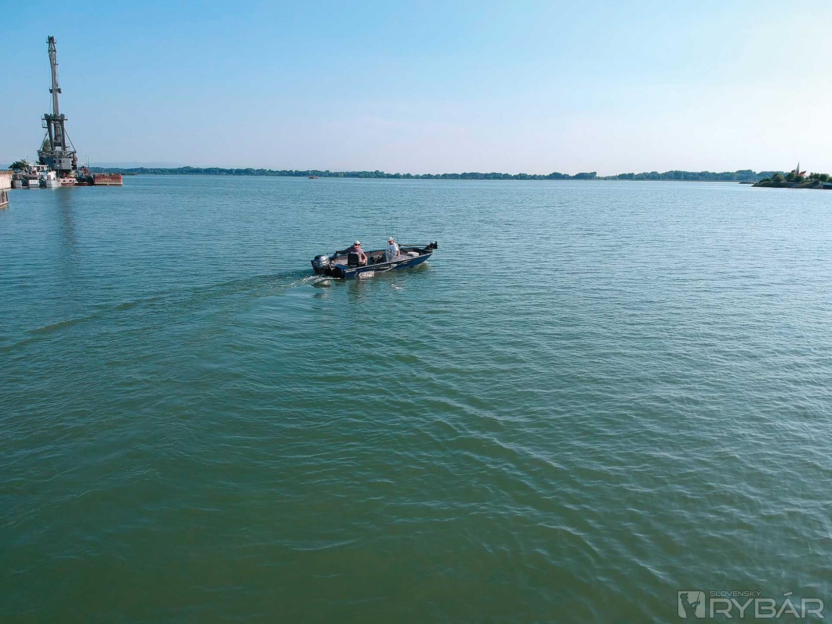 Predvádzačka na Dunaji v maríne Yachter clubu Modrá Čajka 8