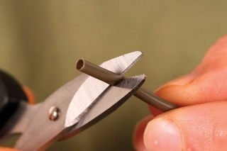 2. Odstrihnite cca 12 mm zo širokej zmršťovacej hadičky Cover Shrink Tube.