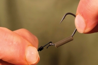 4. Vezmite obratlík Target Kwik Lok Swivel veľkosti 12 a prevlečte ho očkom háčika, ako je vidieť na obrázku.