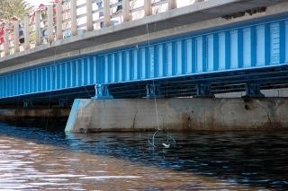 Vylovenie ryby z mosta