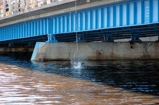 Vylovenie ryby z mosta