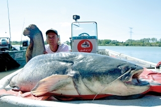Ivo Zbořil a jeho sumec 227 cm, ktorého chytil hneď ráno.